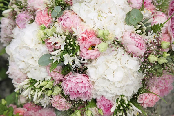 Peonías rosadas, hortensias blancas, delicado ramo de flores —  Fotos de Stock