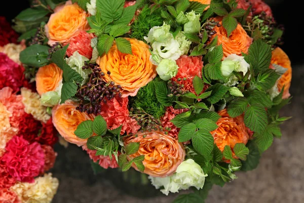 Rosas de laranja, ramos com folhas de framboesa, Lisianthus, um muito — Fotografia de Stock