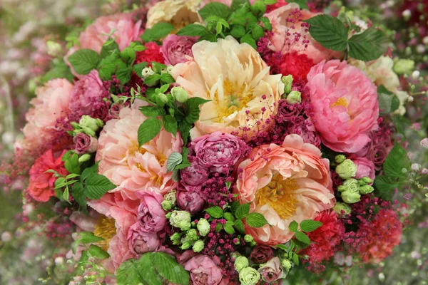 Ramo de flores con peonías rosas y amarillas —  Fotos de Stock