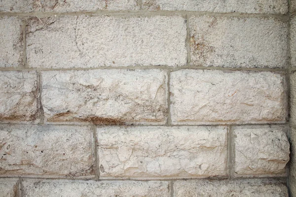 Старая каменная стена с небольшой трещиной время от времени — стоковое фото