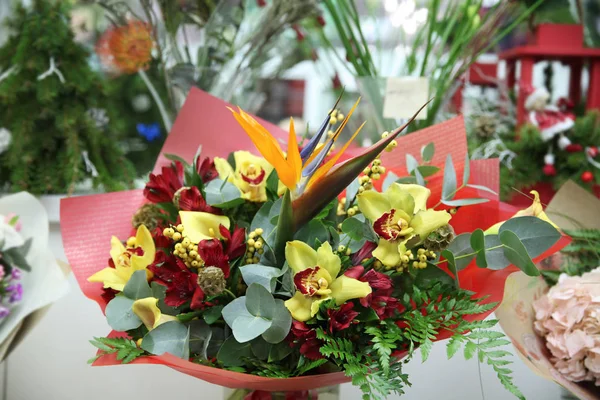 Flor Strelitzia, orquídeas amarillas en un hermoso ramo —  Fotos de Stock