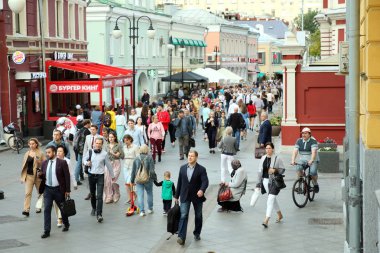 Sokakta yürüyen birçok aceleci erkek ve kadın var. Moskova. 15.