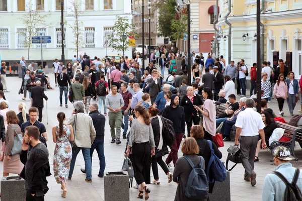 Muchos hombres y mujeres apresurados en las calles de la ciudad. Moscú . —  Fotos de Stock