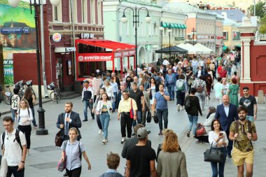 Birçok erkek ve kadın şehrin caddeleri boyunca acele ediyorlar. M
