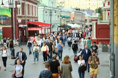 Birçok erkek ve kadın evlerine, şehirlere koşuyorlar. Moskova. 15.08