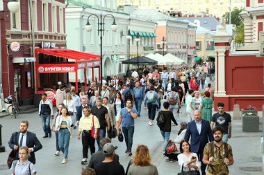 Erkekler ve kadınlar şehrin sokaklarında koşuşturuyorlar. Moskova. 15.0