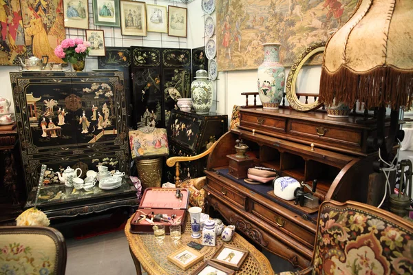 Vintage beautiful interior items at a flea market — 스톡 사진