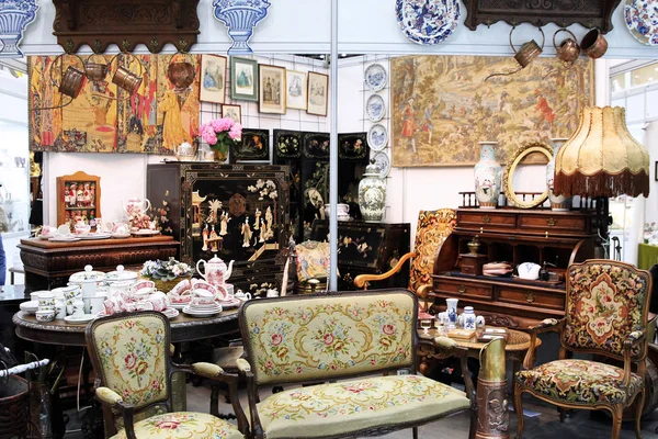 Sofá vintage con tapices, vestidores y artículos de interior a una f — Foto de Stock