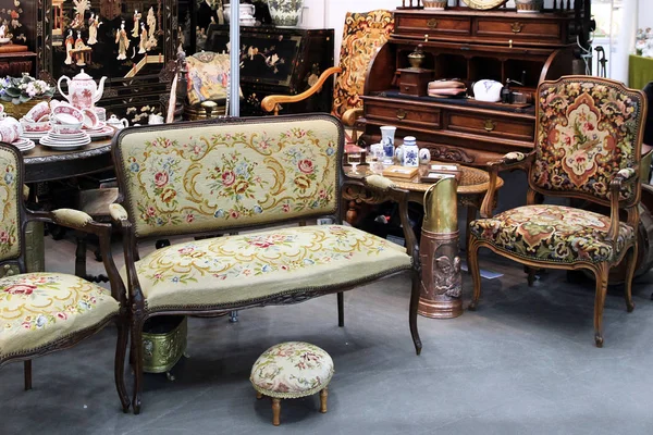 Artículos de interior vintage y muebles en el mercado de pulgas — Foto de Stock