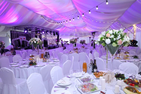 Wedding hall without guests with white chairs and decor in the o — Stock Photo, Image