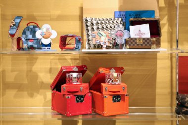 Lüks Louis Vuitton mağazasında moda çantaları, sırt çantaları ve aksesuarlar. Moskova. 20.02.2020