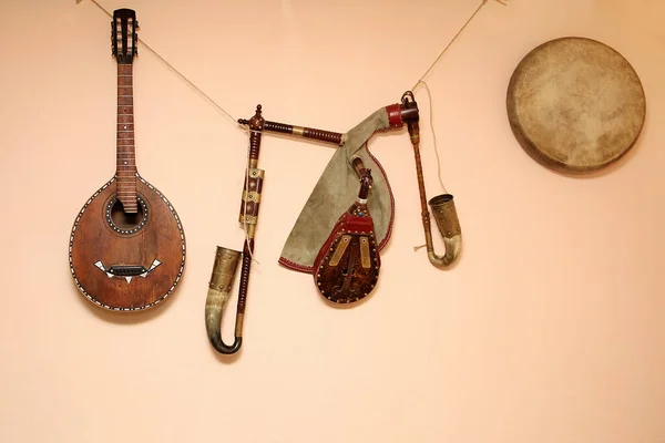 Vintage Musikinstrumente Aus Naturmaterialien Hängen Der Wand — Stockfoto