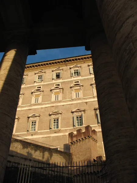 View Apostolic Palace Bernini Colonnade — Stock Photo, Image