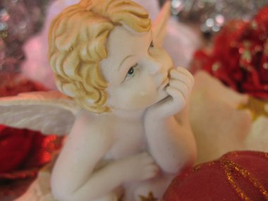 Geçmişi parlak, düşünen bir meleğin heykeli.