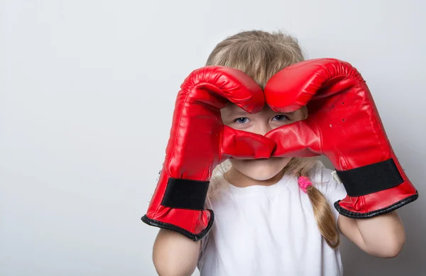 Mädchen boxen mit Handschuhen — Stockfoto