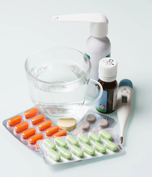 Medicina para el resfriado sobre la mesa — Foto de Stock