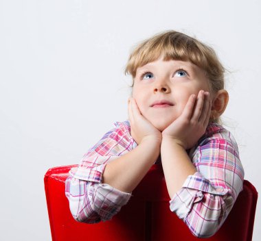 Kırmızı sandalye çocuk hayalleri