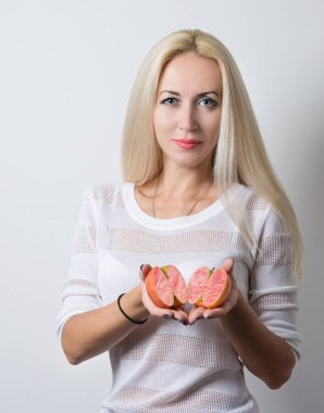 parlak bir makyaj ile güzel kız