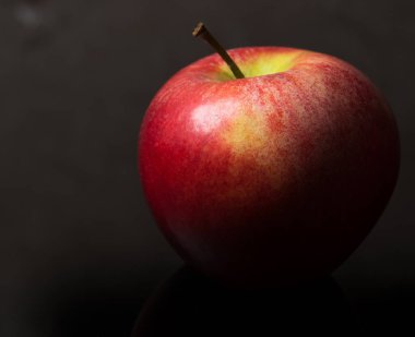 Siyah arkaplanda elma