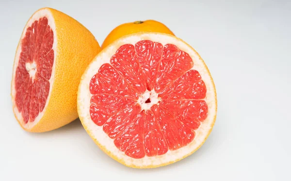 Výseče zralé šťavnaté grapefruitu — Stock fotografie