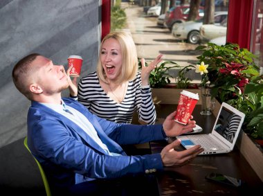 adam ve bir kız, kahve