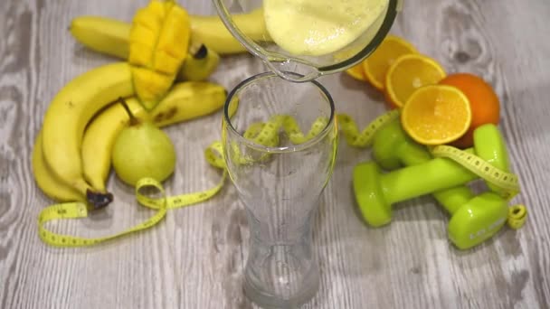 Sappig fruit cocktail — Stockvideo