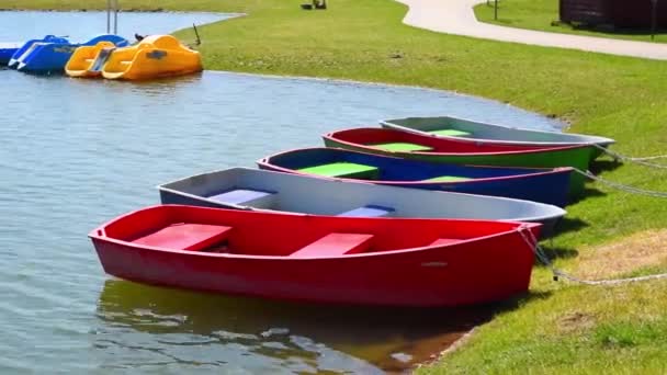 Barcos de alquiler en el lago — Vídeos de Stock