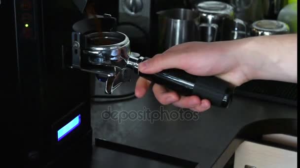 Процесс приготовления ароматического кофе — стоковое видео