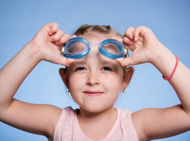 güzel kız yüzme için mavi gözlük