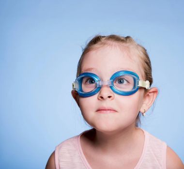 güzel kız yüzme için mavi gözlük