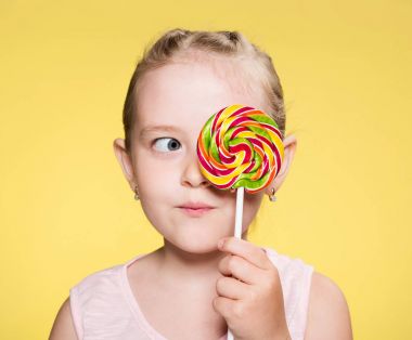 parlak karamel ile güzel kız 