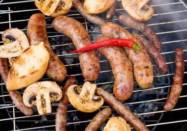 mantar ve biber kömürlerin üzerinde sosis