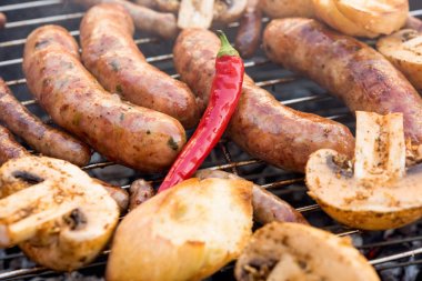 mantar ve biber kömürlerin üzerinde sosis