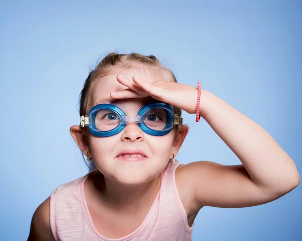 Buena chica en gafas azules para nadar Imagen De Stock