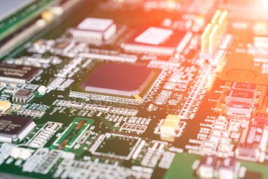 Baskılı devre kartı yeşil çizgili siyah bir bilgisayardan