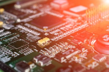 Baskılı devre kartı yeşil çizgili siyah bir bilgisayardan