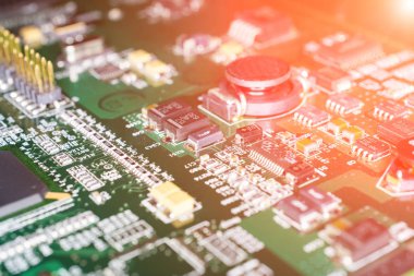 Baskılı devre kartı yeşil çizgili siyah bir bilgisayardan