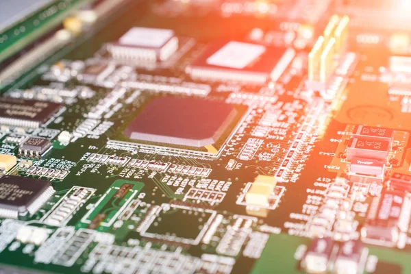 Baskılı devre kartı yeşil çizgili siyah bir bilgisayardan