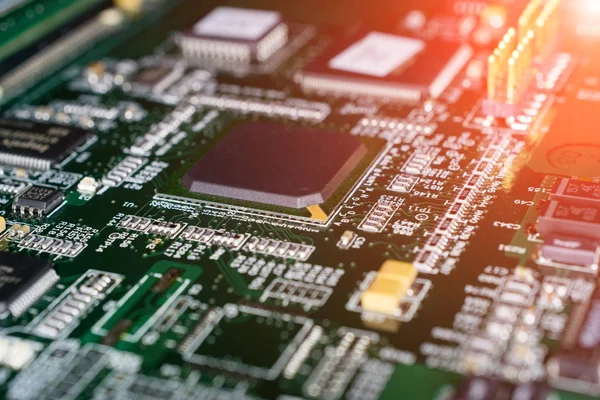 Placa de circuito impreso de una computadora en negro con líneas verdes — Foto de Stock