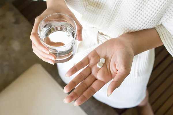 Eller tıp tablet ve cam tutun. Sağlık kavramı.