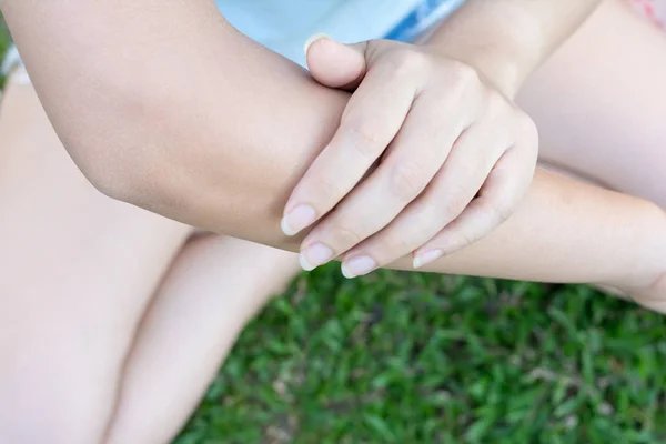 Mulher Aplicar Creme Sua Mão Lisa Braço — Fotografia de Stock