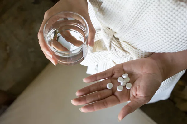 Frauenhände Halten Medikamententablette Und Glas Gesundheitskonzept Stockfoto