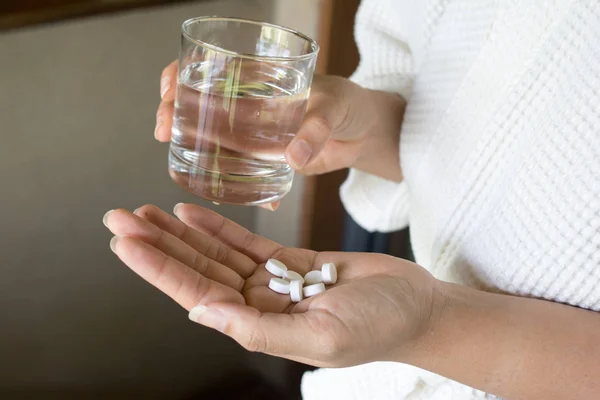 Tangan Wanita Memegang Obat Tablet Dan Kaca Konsep Layanan Kesehatan Stok Gambar Bebas Royalti