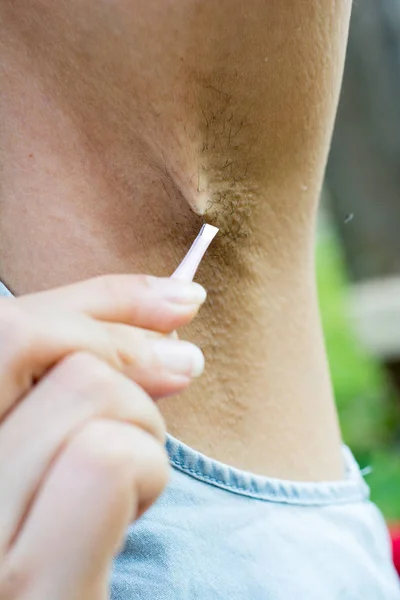 Koltuk Koltuk altları koparma, eller traş, koltuk altı ya da koltuk altı cımbızla, hijyen cilt vücut bakım kavramı koparma