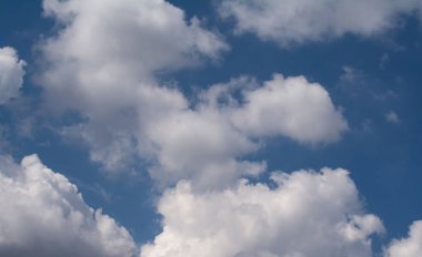 Açık mavi gökyüzü ve beyaz bulutlar yaz arka plan