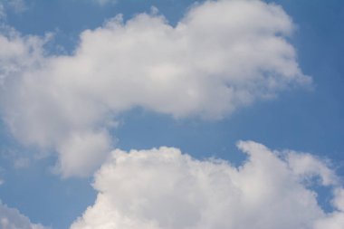 Açık mavi gökyüzü ve beyaz bulutlar yaz arka plan