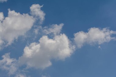 Açık mavi gökyüzü ve beyaz bulutlar yaz arka plan