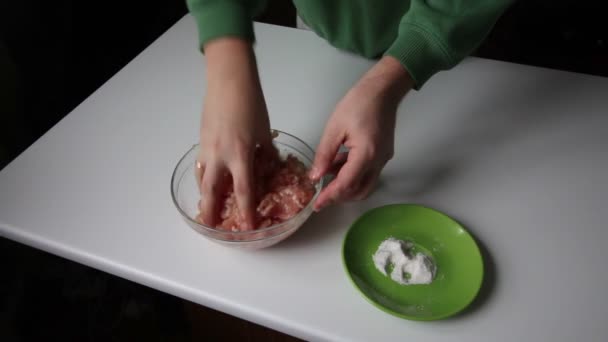 Příprava mletého masa na karbanátky — Stock video