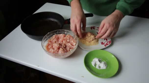Preparación de carne picada para albóndigas — Vídeo de stock
