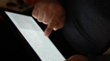 Minsk, Minskaya, Belarus 11 Nisan 2019, akşam eğlencesi. Adam tablet hoşlanır. 